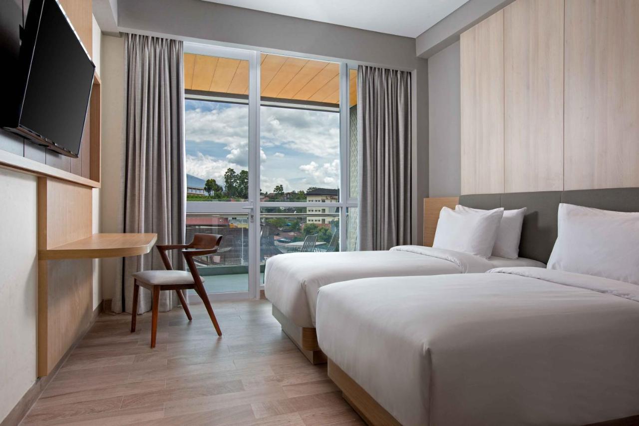 Hotel Santika Bukittinggi Exterior photo